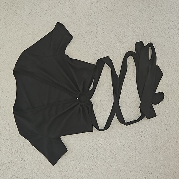 SHEIN Essnce Ruched O-Ring Cut Out Crop Top - Picture 3 of 5